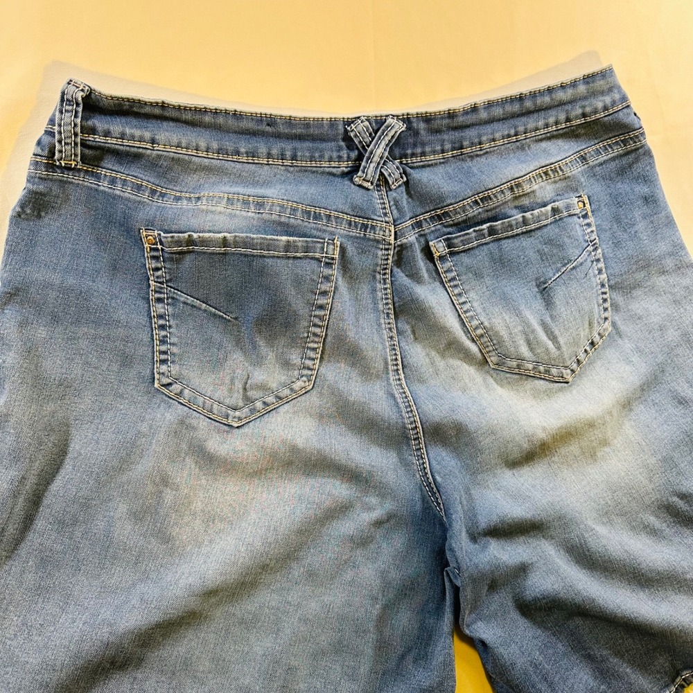 Cato Woman Weathered Jean Shorts Button Zipper Five Pocket 22W - Picture 5 of 5